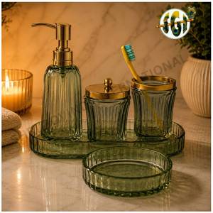 Ensemble de salle de bain élégant et luxueux en verre vert avec finition dorée, cinq pièces, distributeur de savon durable, porte-brosse à dents, pot de rangement, plateau - Product Image 1