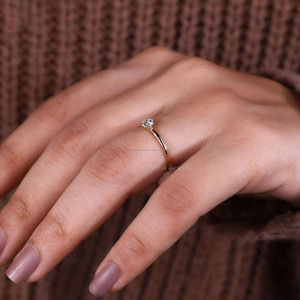Bague de fiançailles solitaire en diamant de laboratoire Design rond simple Sertissage à double griffe Or jaune massif 14K Certifié IGI - Product Image 2