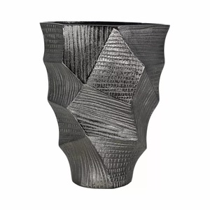 Vase de table contemporain en métal Smoke Bloom, design géométrique fait main, finition noire, pièce d'art décorative - Product Image 1