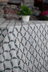 Nappe carrée moderne en coton imprimé à la main motif floral, écologique, réutilisable, anti-poussière TheFabira - Product Image 4