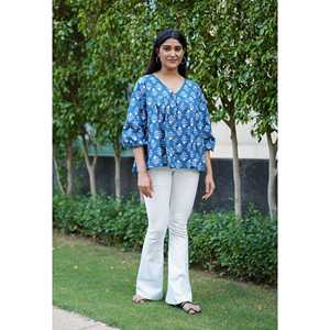 Colección de Blusas y Camisas Elegantes Tulip Tales para Mujer en Azul Rey - Product Image 1