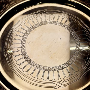 Grand plateau de service en cuivre plaqué avec motif de rose gravé – Plateau décoratif en métal à motif floral élégant pour le service du thé, la restauration de mariage - Product Image 5