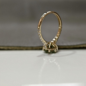 Anillo de Diamantes Cultivados en Laboratorio, Corte Redondo, 2 Quilates, Color Verde Fantasía, Certificado IGI, con Banda Pavé, para Compromiso, Boda o Aniversario, Regalo para Mujer - Product Image 5
