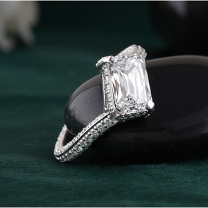 Bague de fiançailles solitaire pavée en or jaune 14 carats avec diamant de laboratoire taille émeraude 1,97 carat, clarté VS1, certifiée IGI, idéale pour les mariages - Product Image 2