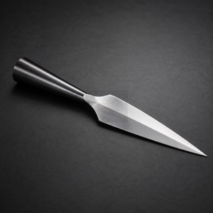 Tête d'outil utilitaire en forme de flèche, forgée à la main avec précision en acier à haute teneur en carbone, style antique foncé - Product Image 1