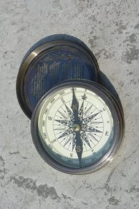 เข็มทิศนาฬิกาแดดทองเหลือง เข็มทิศโลหะขัดเงา เข็มทิศชุบโลหะ เข็มทิศนาฬิกาแดดทองเหลืองโบราณ กล่องหนังสีบรอนซ์ - Product Image 2