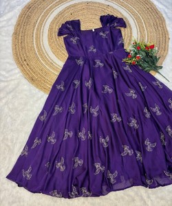 Vestido Midi Morado de Rayón para Mujer con Mariposas Bordadas, Estilo Tradicional Indio-Pakistaní 86266 ABC-133 TITTLI - Product Image 2
