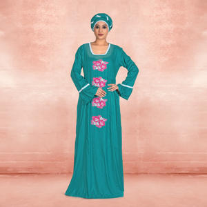 Caftán de Rayón Bordado con Apliques Florales, Detalle Elegante en el Cuello, Mangas Suaves con Vuelo y Silueta Larga hasta el Suelo - Product Image 2