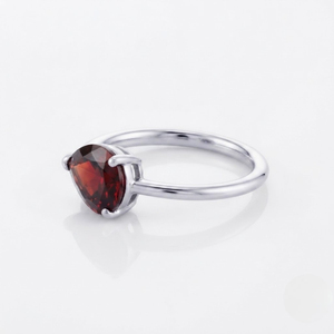Anillo Solitario Clásico Rhaya Jewels de Plata de Ley 925 con Baño de Rodio y Granate Corte Pera, Engaste de Garra, Delicado y Moderno para Mujer - Product Image 3