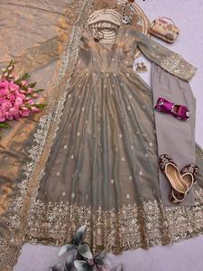 Costume Anarkali traditionnel indien pakistanais pour femmes en soie avec dupatta, longueur au sol, tenue de mariage brodée or et marron, coupe ample - Product Image 2