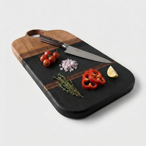 Cette planche à découper en bois bicolore présente un dessus naturel accentué par des bandes texturées en chevrons pour couper les légumes. - Product Image 6