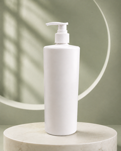 Bouteille en plastique blanche cylindrique de 1 litre avec pompe à lotion pour usage personnel - Product Image 1