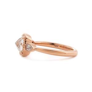 Bague de fiançailles vintage de luxe en or rose 14K avec diamant de laboratoire taille coussin de 1,5 carat, halo en milgrain et pierres latérales en forme de poire pour femme - Product Image 6