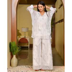 ชุดเซ็ตผ้าชีฟองสไตล์ลำลองสำหรับผู้หญิง ยี่ห้อจูไนเพอร์ ไซส์ XS สีขาว ลายดอกไม้ ระบายอากาศได้ดี พร้อมชุดคอร์ดูรอย - Product Image 1