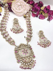 Ensemble collier et boucles d'oreilles en laiton plaqué or de qualité supérieure avec longues pierres de moissanite pour femmes, idéal pour les mariages et les occasions festives - Product Image 2