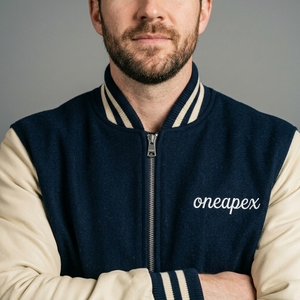 Veste en laine bleu marine pour homme avec manches crème, col et poignets en tricot côtelé, fermeture éclair intégrale, streetwear décontracté haut de gamme, veste bicolore personnalisée - Product Image 4
