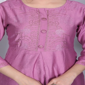 Conjunto de Kurta y Pantalón para Mujer NIYANI en Color Malva Elegante, con Bordado Sutil, para Bodas Étnicas con Estilo - Product Image 5