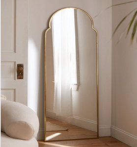 Espejo de pie de madera con borde de diseño de sellos postales creativos. La marquetería bicolor aporta un estilo divertido. Disponible a precio de mayorista. - Product Image 2
