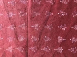 Tissu 100% coton imprimé à la main, base rouge, motif ethnique Buti blanc |   Textile en gros de Jaipur - Product Image 2