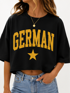 Camiseta Corta Oversize para Mujer con Estampado Gráfico Varsity y Letras, Estilo Casual Urbano, Logotipo Personalizado, Venta al por Mayor - Product Image 3