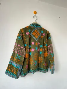 Chaqueta de Terciopelo Verde Oliva Hecha a Mano con Bordado Floral, Estilo Boho, Chaqueta Informal de Invierno con Abertura Frontal - Product Image 3