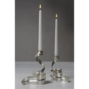 Porte-bougie classique en métal doré poli, parfait pour les intérieurs traditionnels, la décoration contemporaine et les collections de cadeaux élégants - Product Image 1