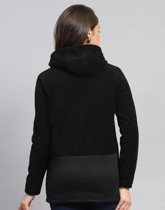 เสื้อฮู้ดซิปสีดำสุดเทรนดี้ พร้อมรายละเอียดผ้าที่โดดเด่น ความสบายที่เหนือระดับ เหมาะสำหรับลุคสบายๆ แต่ดูหรูหรา โดย Ako - Product Image 2