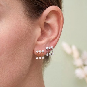 Pendientes de Cartílago Personalizados al por Mayor de Titanio G23 con Rosca Interna, 3 Circonitas Redondas y Circonita con Corte Triple en Forma de Pera - Product Image 6