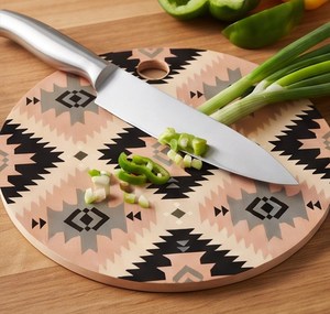 Elegante Tabla de Cortar Redonda con Patrón Geométrico del Suroeste, con Orificio para Colgar, Color Durazno, Negro y Gris - Product Image 5