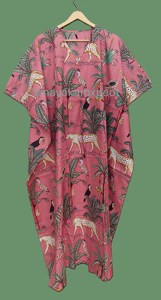 Kimono de Algodón Rosa Estampado a Mano de Lujo para Mujer con Vibrantes Estampados de Selva Tropical y Guepados Majestuosos, Corte Midi - Product Image 5