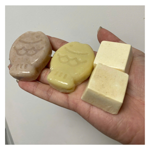 สบู่ขมิ้นและน้ำมันมะพร้าวทำมือ - ผลิตภัณฑ์บำรุงผิวจากธรรมชาติระดับพรีเมียม - สูตรบำรุงผิวอย่างหรูหราเพื่อการทำความสะอาดอย่างอ่อนโยน - Product Image 2