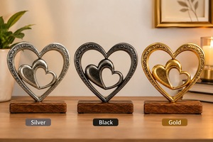 Sculpture de cœur en métal faite à la main avec motif gravé sur base en bois, décoration de table, thème traditionnel de l'amour, art pour salon - Product Image 2