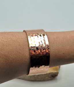 กำไลข้อมือทองแดงตอกลายแบบมินิมอล - Product Image 5