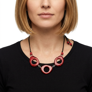 Collier en résine rouge de forme irrégulière, accessoire de mode, bijou fantaisie - Product Image 1