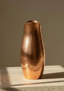Vase en métal artisanal élégant avec une finition lisse et une forme classique, parfait pour les intérieurs de luxe et la décoration moderne élégante. - Product Image 2
