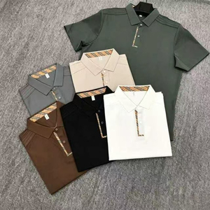 Chemise décontractée pour homme en coton tricoté bleu marine à manches courtes, avec bordure contrastante orange et imprimé sur le devant, coupe classique, infroissable - Product Image 1