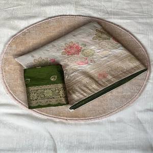 VASTRA COTTAGE Sari de Seda Dola Premium con Tejido Meenakari Zari, Borde de Zari con Ribete y Blusa en Contraste, Sari Elegante para Fiestas - Product Image 6