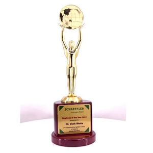 Figurine humaine tenant un globe et un trophée doré sur base en bois pour la reconnaissance de l'excellence lors d'événements d'entreprise - Product Image 1