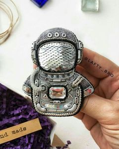 Broche artisanale brodée de perles, accessoire décoratif pour vêtements, sacs et chapeaux, magnifique broche perlée brodée à la main, cadeau unique - Product Image 1