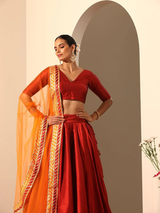 Lehenga Choli Rojo con Detalles en Naranja y Dupatta en Contraste |   Ropa Étnica Tradicional India de Diseño para Bodas y Fiestas para Mujeres - Product Image 2