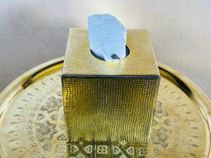 กล่องใส่กระดาษทิชชูทรงลูกบาศก์โลหะสีทองแบบตอกลาย เหมาะสำหรับใช้รับรองแขก โต๊ะรับประทานอาหาร ห้องนั่งเล่น และตกแต่งในโอกาสพิเศษ - Product Image 3