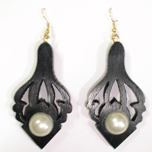 Vente en gros de boucles d'oreilles pendantes en bois faites à la main AYAANS CREATIONS AC pour femmes, style tendance chrétien pour mariage, fabrication d'échantillons OEM - Product Image 1