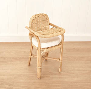 La silla para muñecas está hecha de ratán natural. - Product Image 3