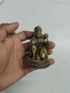 Idole de la déesse Lakshmi en laiton fait main avec enfant sur lotus, statue hindoue miniature pour autel domestique - Product Image 2
