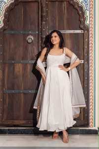 Conjunto de diseñador con top Anarkali de georgette sintético con bordado y múltiples agujas, con pantalón y dupatta, completamente cosido y listo para usar. - Product Image 2