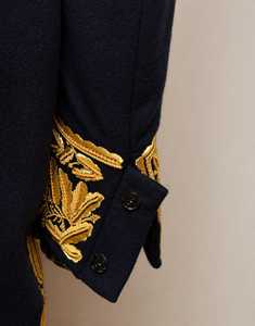 Manteau Napoléon en Velours Noir Style Rococo Français, Meilleure Vente, avec Jabot et Manchettes en Dentelle Gratuits et Broderies Dorées - Product Image 5