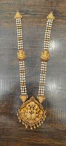 ชุดสร้อยคอยาวแบบโบราณของอินเดีย ทำจากทอง 22K ประดับด้วยไข่มุกและลูกปัดสีเขียว |   ชุดเจ้าสาวลายพิมพ์นกยูง - Product Image 2