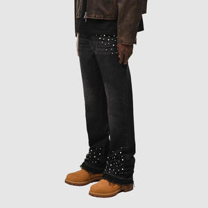Jean en denim noir slim fit taille haute pour homme avec rivets perlés, style streetwear, collection automne - Product Image 4