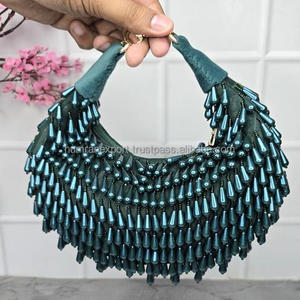 Pochette brodée de style boîte, idéale pour les mariages, les fêtes et les tenues de soirée élégantes, en provenance d'Inde. - Product Image 1