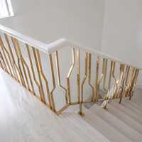 Rampe d'escalier géométrique or champagne avec main courante blanche, balustrade intérieure moderne pour escaliers de villa de luxe